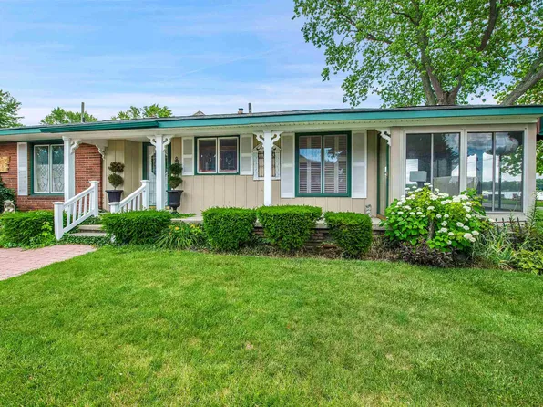 242 Edgewater Dr, Algonac, MI 48001