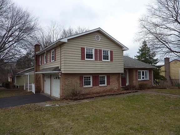 3rd image of 164 Garden City Dr