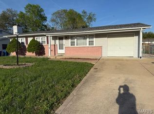 2734 Arrow Heights Dr, Maryland Heights, MO 63043