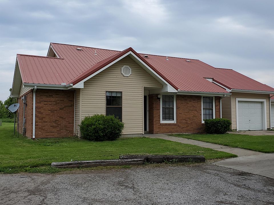 Front 118 SE 1161 Rd Unit 1 with a 1 car garage