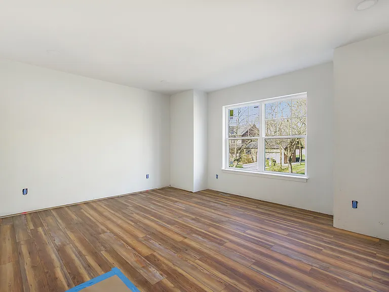 445 Hiscock St — Photo 12