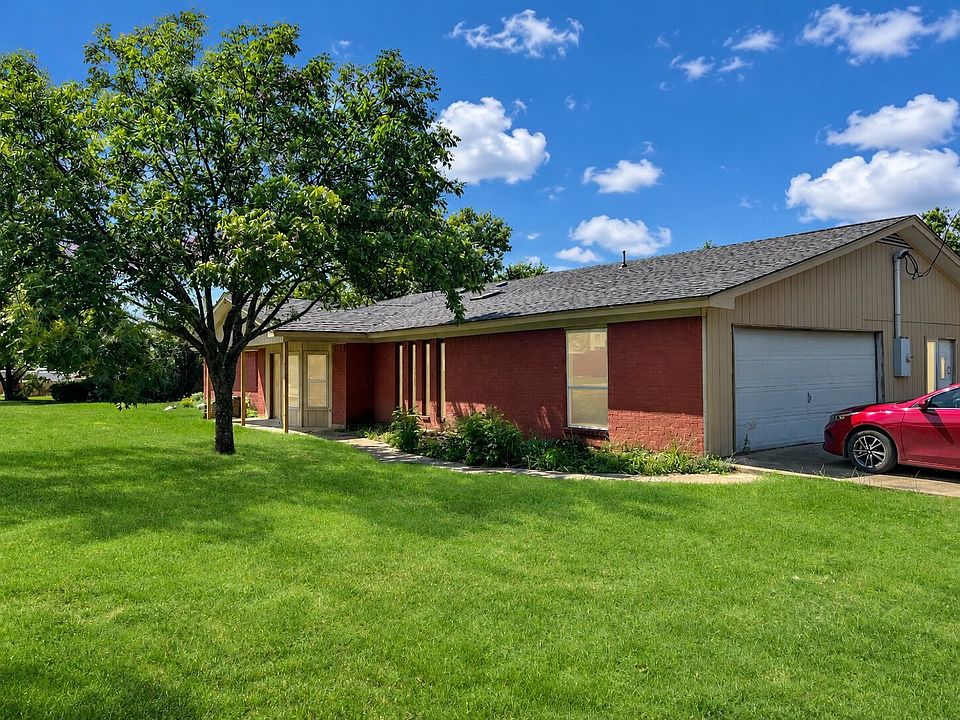2nd image of 825 Alan Dr