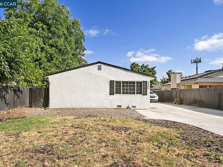 2225 E Myrtle St — Photo 5