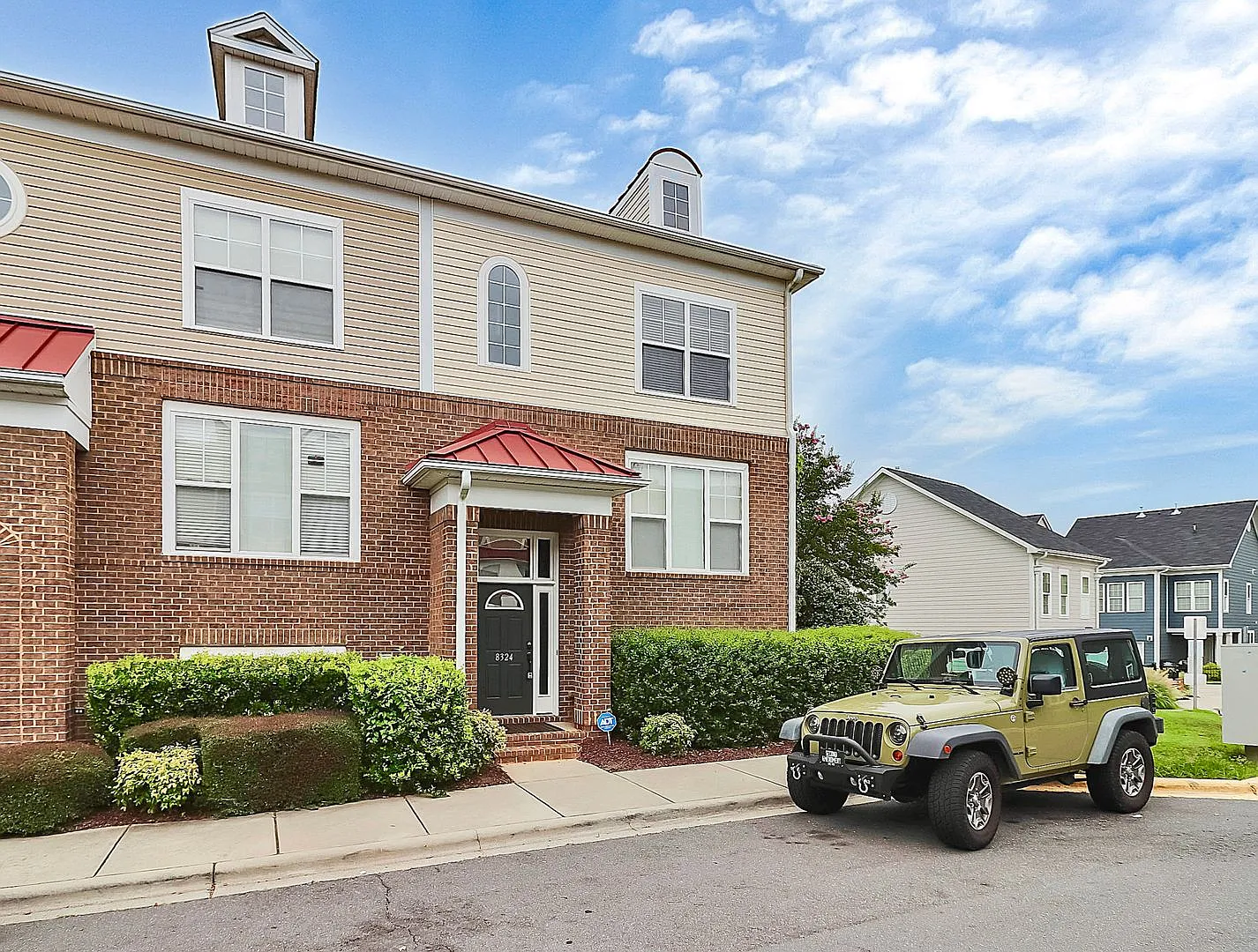 Beautiful End-Unit Townhome on a Prime Location! — Photo 1