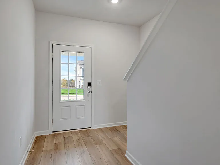 720 Emerson Ln — Photo 3