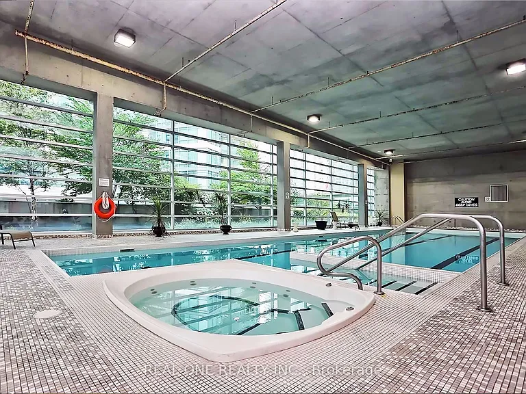 81 Navy Wharf Ct #810 — Photo 37