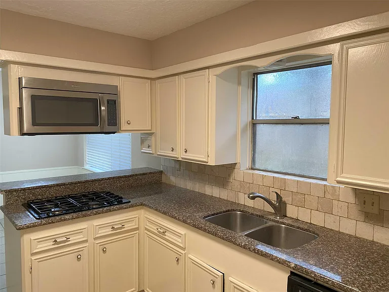 3219 Ashmont Ln — Photo 6
