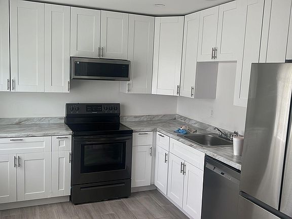 2nd image of 2631 Lincoln St #B