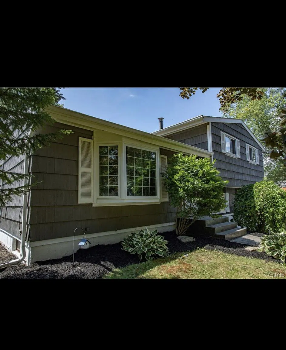 3 bed, 1.5 bath, 1452 sqft, $2,350 — Photo 2