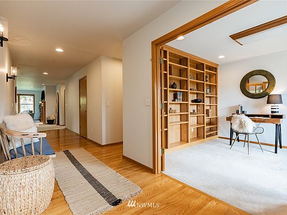 Wide entry and hallway