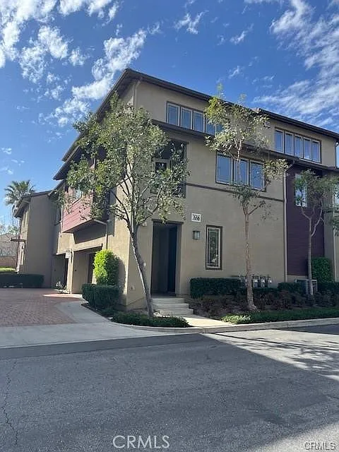 3 bed, 1617 sqft, $3,350 — Photo 3