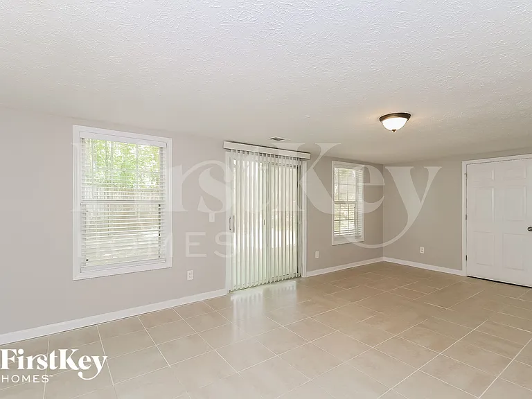 1005 Wolf Springs Cv — Photo 2