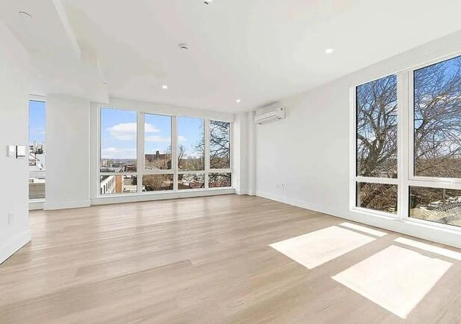 Charming 2 Bedroom-No Broker Fee — Photo 2