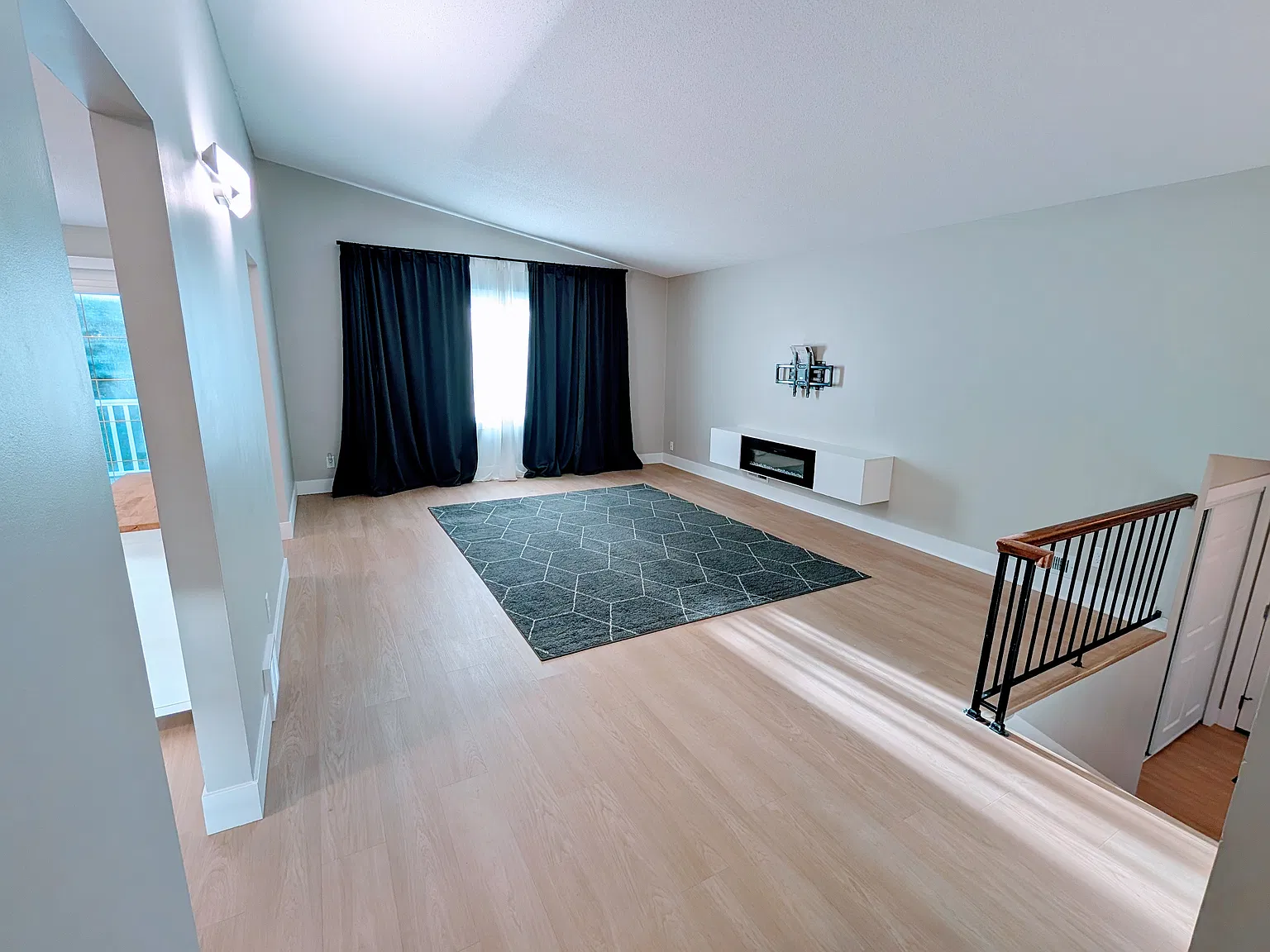 4 bed, 1.5 bath, 1976 sqft, $2,600 — Photo 4