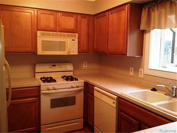 5th image of 600 Larchmont Dr