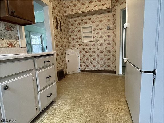 5th image of 2469 Whitelaw St