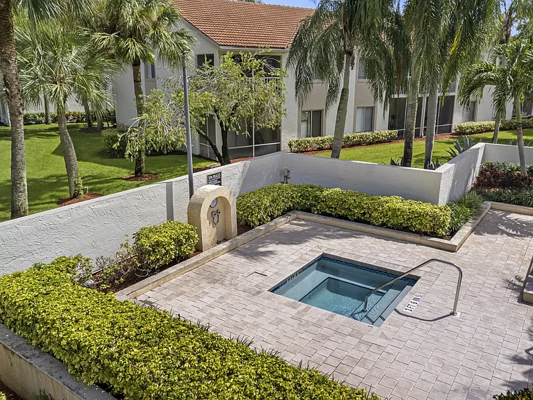 Palm Isle Residences — Photo 15