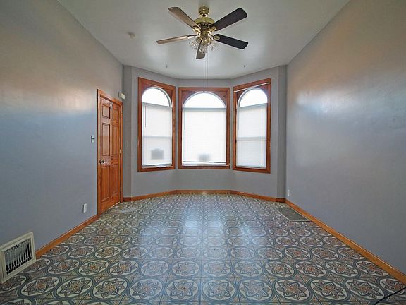 2nd image of 2929 W Belmont Ave #1