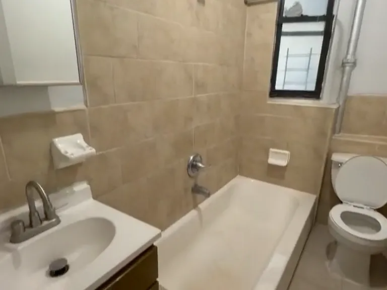 2386 Ryer Ave #1B — Photo 5