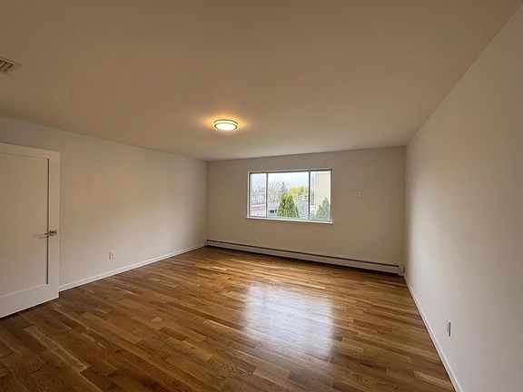 4th image of 152 Beekman Ave Floor 1