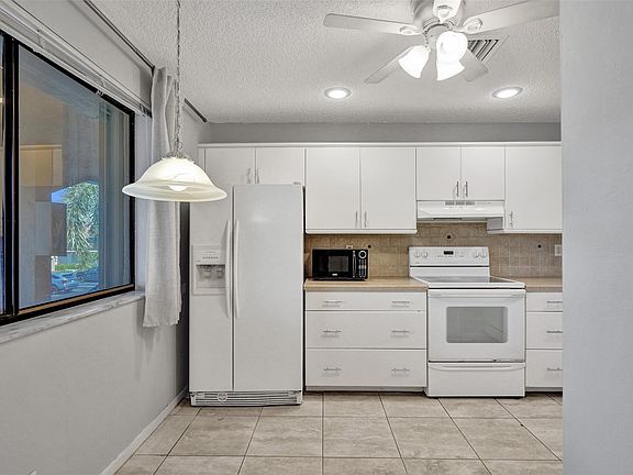 4th image of 180 SE 7th Street #208