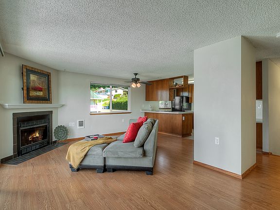 2nd image of 110 19th Ave SE Unit 10