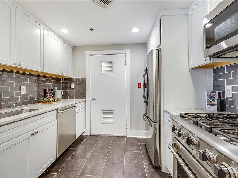 1100 Clinton St #101 — Photo 11