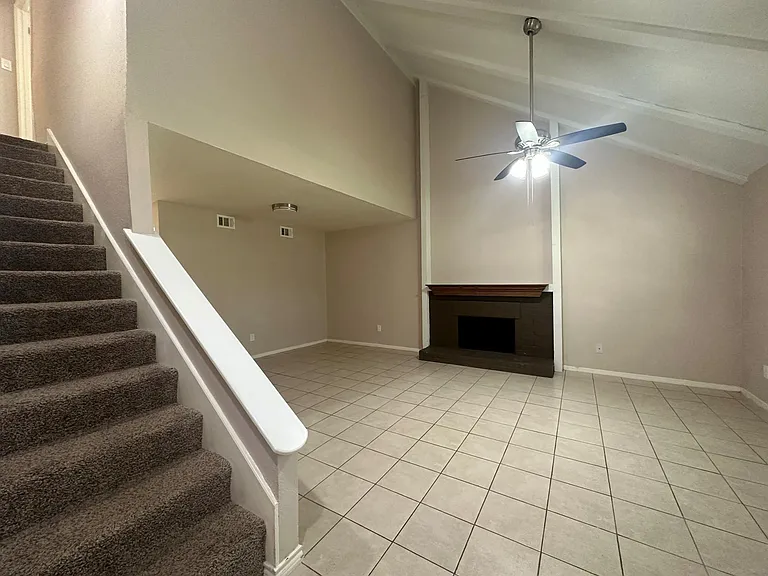 1222 Ravenscourt Dr — Photo 3