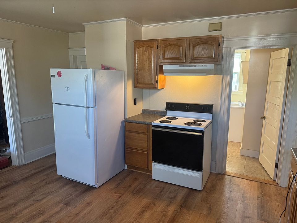 side angle of the kitchen.