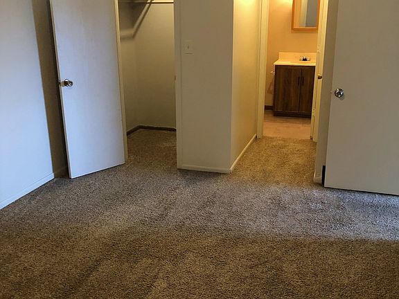 Bedroom, walk-in closet