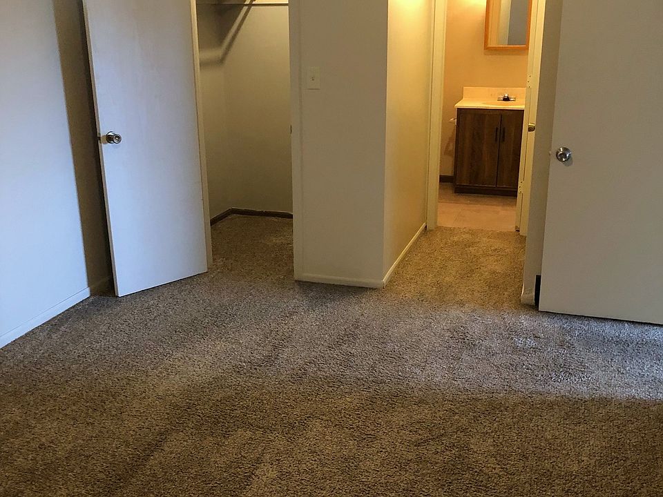Bedroom, walk-in closet