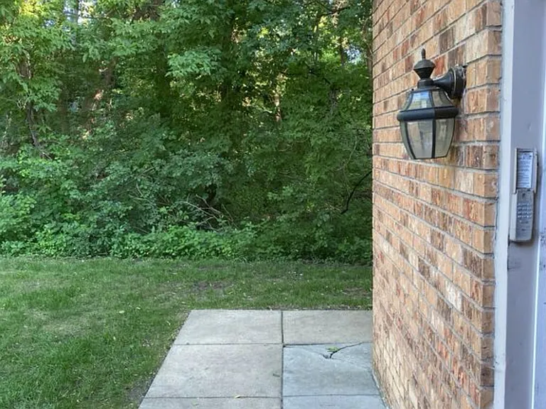 17523 Pond Cir — Photo 2