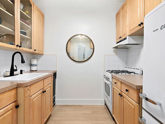 4th image of 315 E 65th St APT 1B