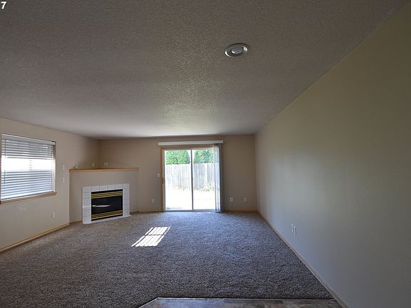 4th image of 9004 NE Lewis Dr