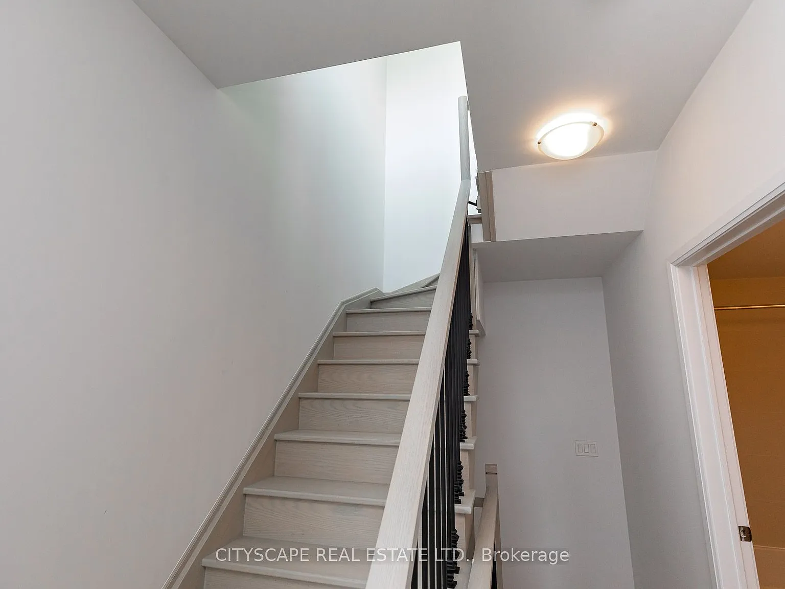MET Condominiums — Photo 2