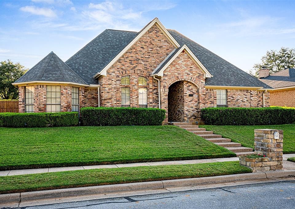 1st image of 1104 Hidden Oaks Dr