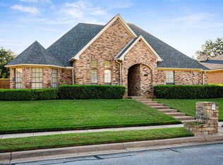 1104 Hidden Oaks Dr, Bedford, TX 76022