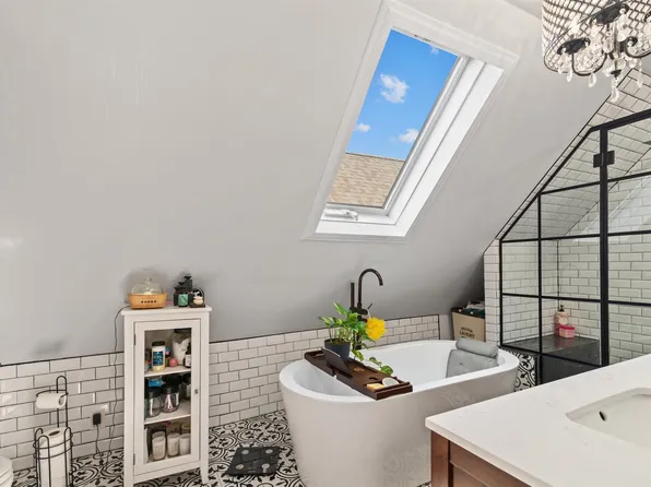 81 Humphrey Avenue image 31 of 37