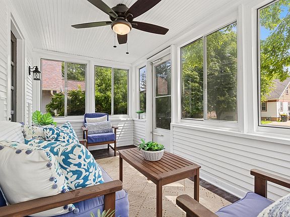 3rd image of 117 9th Ave NW