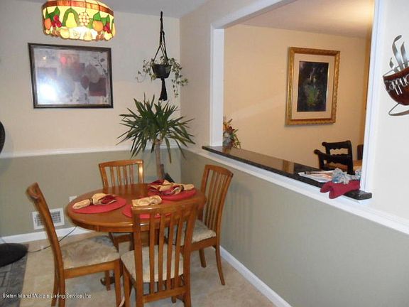4th image of 10 Meadow Ct