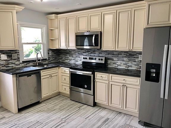 3rd image of 568B Sheffield Ct #1002
