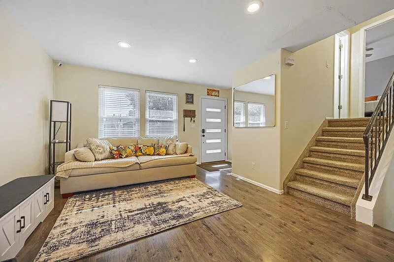 3 bed, 1.5 bath, 1250 sqft, $2,211 — Photo 2