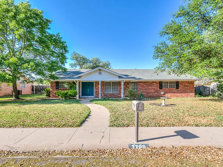 2708 Canyon Creek Dr — Photo 1