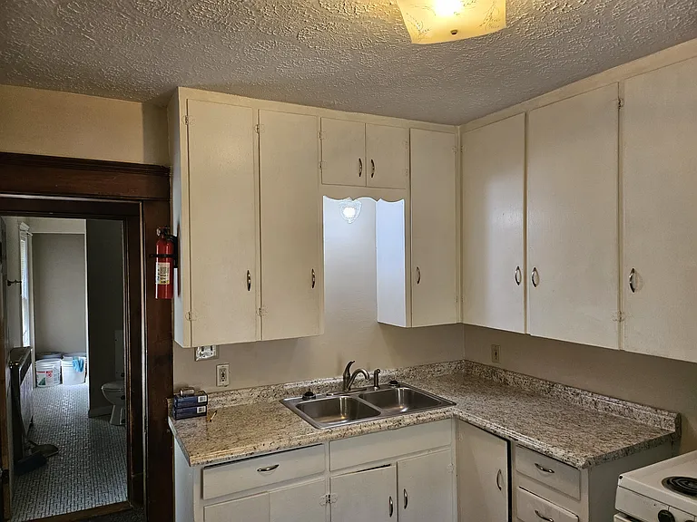 633 W Spruce St — Photo 4