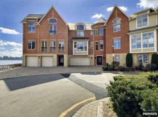 25 Moorings Ln, Edgewater, NJ 07020