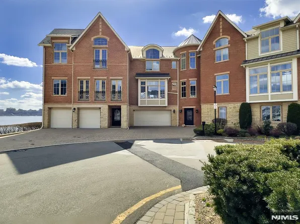 25 Moorings Ln, Edgewater, NJ 07020