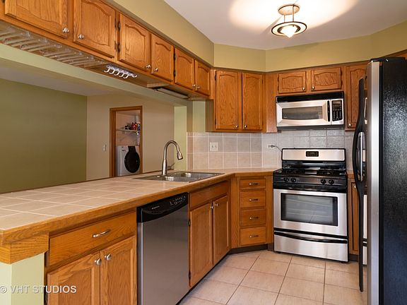 3rd image of 100 Chatsworth Cir #100
