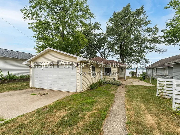 1209 Lakeview Dr — Photo 2