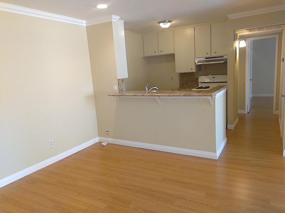 Kitchen with built-in bar table ( can put bar stools) and breakfast area