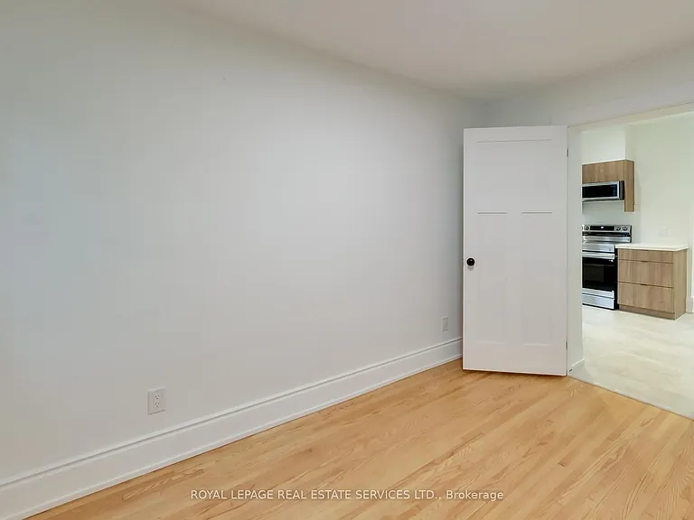 218 Montrose Ave — Photo 19